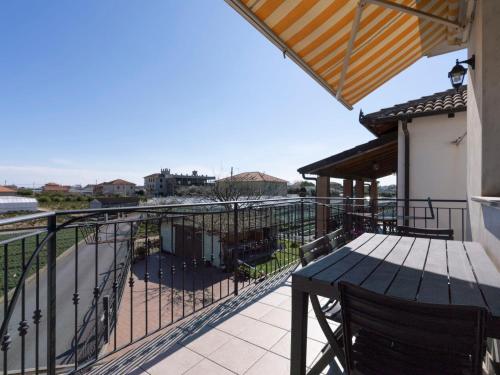 d'un balcon avec une table et des chaises et une vue. dans l'établissement Apartment Ca' du Né by Interhome, à Albenga