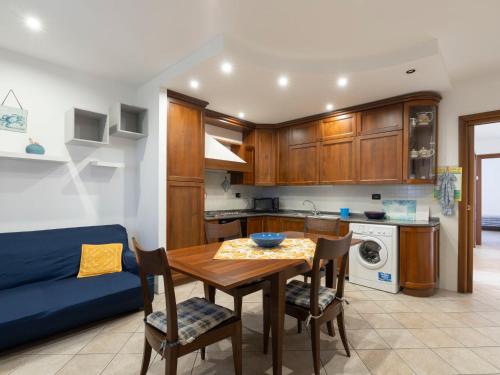 - une cuisine et une salle à manger avec une table et des chaises dans l'établissement Apartment Ca' du Né by Interhome, à Albenga