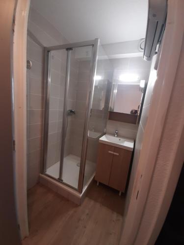 une salle de bain avec douche et lavabo dans l'établissement Appartement Canet Plage sud, à Canet