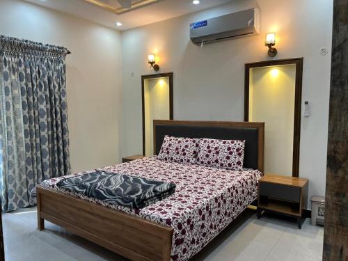 Brand new 3 bedrooms furnished, Upper floor في لاهور: غرفة نوم بسرير في غرفة