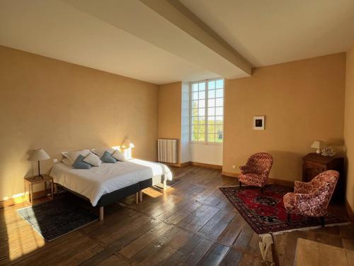 Postel nebo postele na pokoji v ubytování Château de caractère avec piscine au cœur du Périgord vert