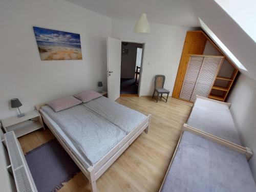- une chambre avec un lit et un escalier dans l'établissement U Kasi, à Dębki