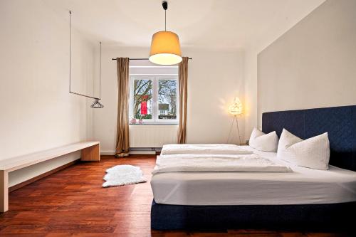 ein Schlafzimmer mit zwei Betten und einem Fenster in der Unterkunft Wohnen in der alten Post - 5 min zum Ravensburger Spieleland in Meckenbeuren