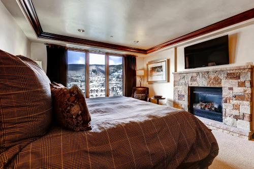 ein Schlafzimmer mit einem großen Bett und einem Kamin in der Unterkunft Luxury Ski-In 3 Br Penthouse Inside Pines Lodge, Sleeps 10! Condo in Beaver Creek