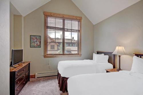 um quarto de hotel com duas camas e uma janela em Mountain Thunder M204 em Breckenridge