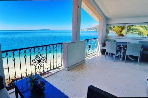 a balcony of a house with a view of the ocean at Apartmani Marina Gradac in Gradac