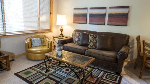 uma sala de estar com um sofá e uma mesa em Ski Trails 4113 em Truckee