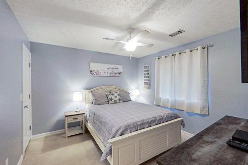 um quarto com uma cama, uma mesa de cabeceira e uma janela em Shipwatch Pointe II L-302 em Myrtle Beach
