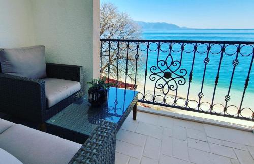 a balcony with a couch and a view of the ocean at Apartmani Marina Gradac in Gradac
