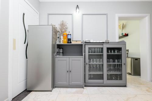 eine Küche mit 2 Kühlschränken in einem Zimmer in der Unterkunft Bucovina Flower in Câmpulung Moldovenesc