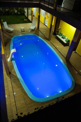 a large blue tub sitting on top of a wooden floor at Pousada O Sol De Maragogi in Maragogi