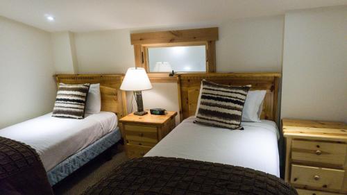 Una habitación de hotel con dos camas y una lámpara. en Ski Trails 4070, en Truckee