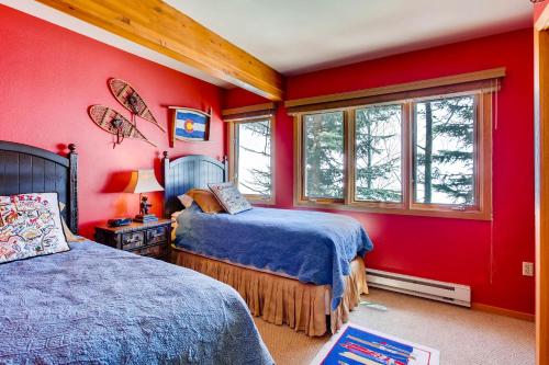 מיטה או מיטות בחדר ב-Ski-In Ski-Out 2 Br Condo- Sleeps 6 People Condo