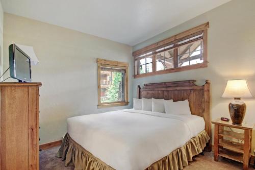 um quarto com uma grande cama branca e uma janela em Mountain Thunder M803 em Breckenridge