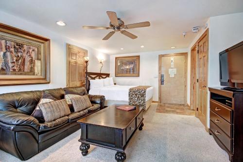 布雷肯里奇的住宿－Village at Breck V4510，客厅配有沙发和1张床