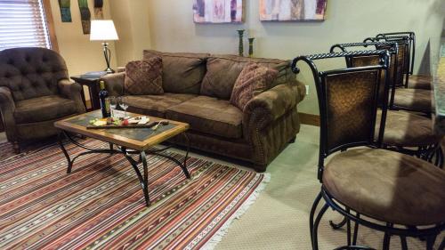 - un salon avec un canapé, une table et des chaises dans l'établissement Catamount 407C, à Truckee