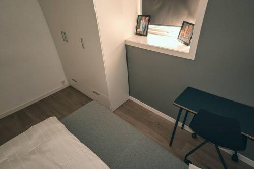 Tempat tidur dalam kamar di Beautiful apartment in Tromsø