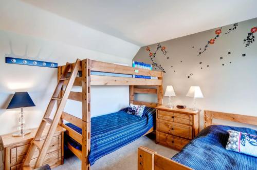 Un dormitorio con dos literas y una escalera. en Plaza 1407, en Keystone