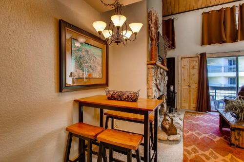 een eetkamer met een tafel en stoelen in een kamer bij Tastefully Decorated Emmons Condo Condo in Crested Butte