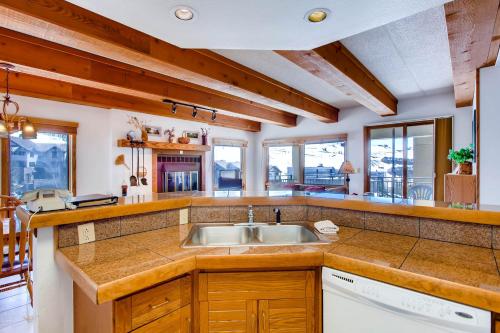 cocina con fregadero y algunas ventanas en View Of Mt, Crested Butte And Lifts 2 Br Condo Condo en Crested Butte