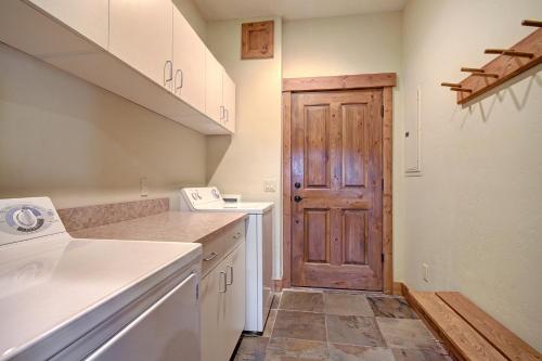 een keuken met witte kasten en een houten deur bij Mountain Thunder M300 in Breckenridge
