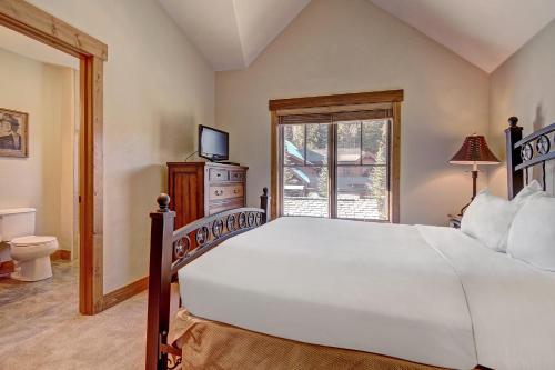 een slaapkamer met een groot wit bed en een raam bij Mountain Thunder M300 in Breckenridge