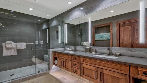 y baño con 2 lavabos y ducha. en Zalanta 319, en South Lake Tahoe