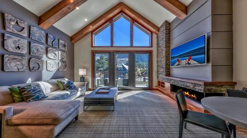 - un salon avec un canapé et une cheminée dans l'établissement Luxury 2Br Residence Steps From Heavenly Village & Gondola Condo, à South Lake Tahoe