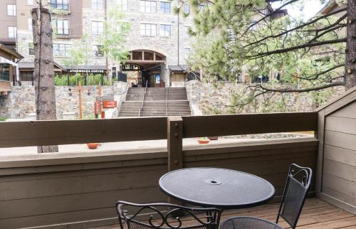 un patio con tavolo e sedie sul balcone. di Northstar Village 237 a Truckee