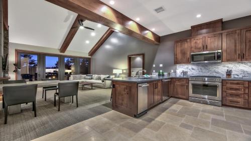 een keuken met houten kasten en een woonkamer bij Zalanta 313 in South Lake Tahoe
