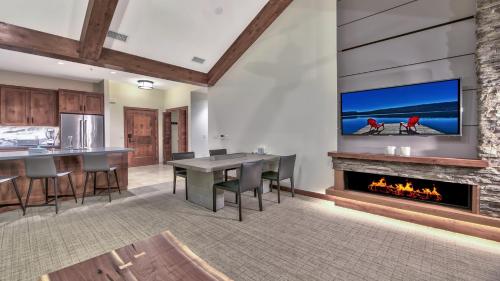 een woonkamer met een open haard en een televisie bij Zalanta 313 in South Lake Tahoe