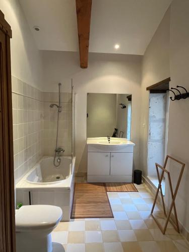 une salle de bain avec une baignoire, un lavabo et des toilettes dans l'établissement Château de caractère avec piscine au cœur du Périgord vert, à Saint-Martial-Viveyrol