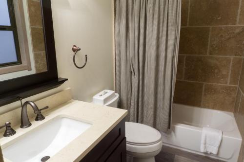 W łazience znajduje się umywalka, toaleta i prysznic. w obiekcie 3159 Aspen Grove w mieście Truckee