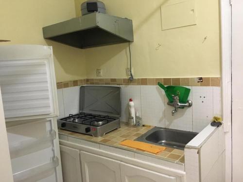 a small kitchen with a sink and a stove at Studio à centre ville boulevard pasteur in Tangier