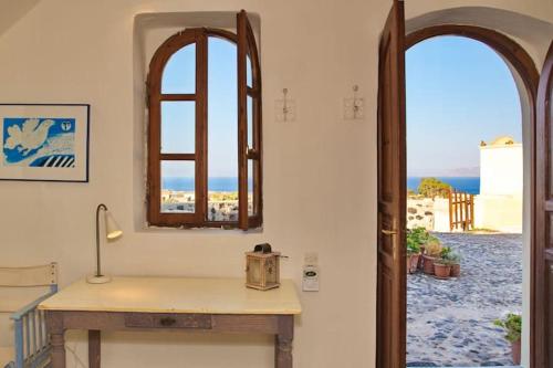 een kamer met een tafel en een raam met uitzicht bij Charming Restored 300yr-0ld Guest House in Éxo Goniá
