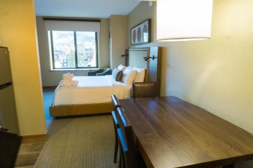 une chambre d'hôtel avec un lit et une table dans l'établissement Grand Summit G431, à Park City
