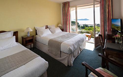 Ein Bett oder Betten in einem Zimmer der Unterkunft Hotel Provençal