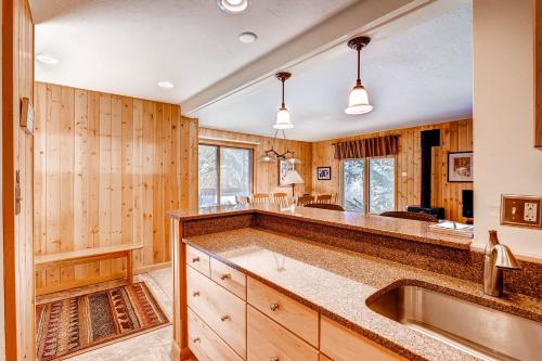 uma cozinha com paredes de madeira e uma grande bancada em Key Condo 2950 em Keystone