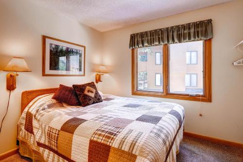 Schlafzimmer mit einem Bett und einem Fenster in der Unterkunft Key Condo 2950 in Keystone