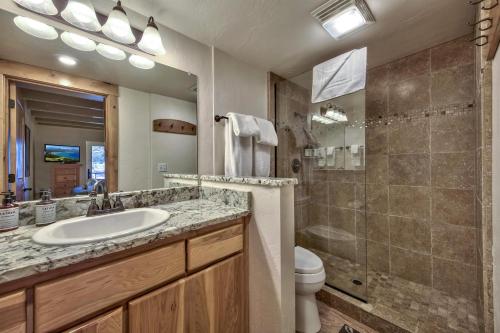 La salle de bains est pourvue d'un lavabo, d'une douche et de toilettes. dans l'établissement Newly Remodeled 1 Bed and Loft at Lakeland Village, à South Lake Tahoe