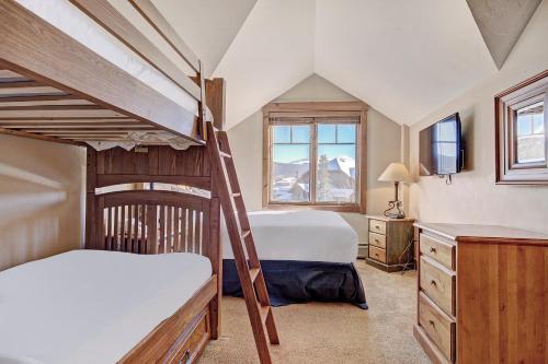 1 Schlafzimmer mit 2 Etagenbetten und einem Fenster in der Unterkunft Mountain Thunder M1401 in Breckenridge
