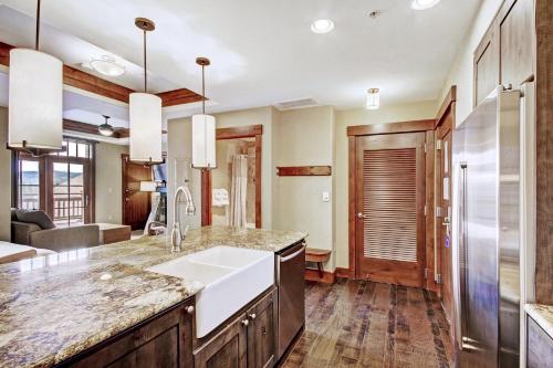 Η κουζίνα ή μικρή κουζίνα στο One Ski Hill Place S8212