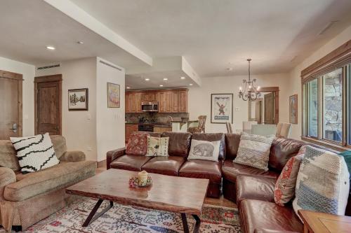 sala de estar con sofá y mesa en Elegant Updated 3 Bedroom Condo At One Arrowhead Place Condo en Edwards