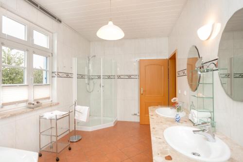 Ένα μπάνιο στο Ferienwohnung Fortuna I