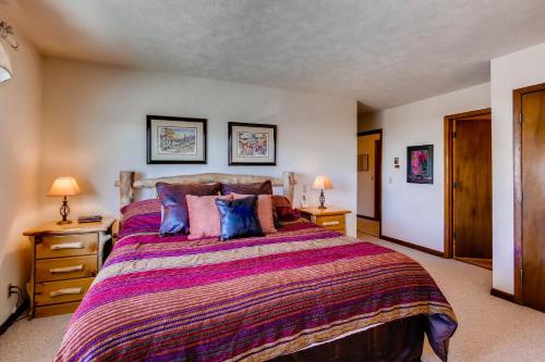 Ένα ή περισσότερα κρεβάτια σε δωμάτιο στο 3 Br Unit With Fireplace & Mountain Views Condo
