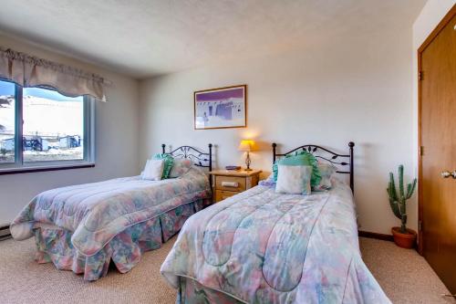Ένα ή περισσότερα κρεβάτια σε δωμάτιο στο 3 Br Unit With Fireplace & Mountain Views Condo