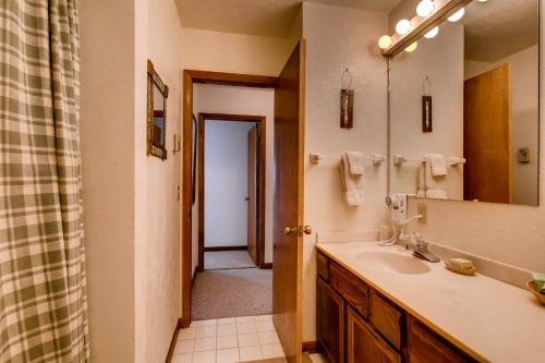 un baño con lavabo y espejo en 3 Br Unit With Fireplace & Mountain Views Condo, en Crested Butte