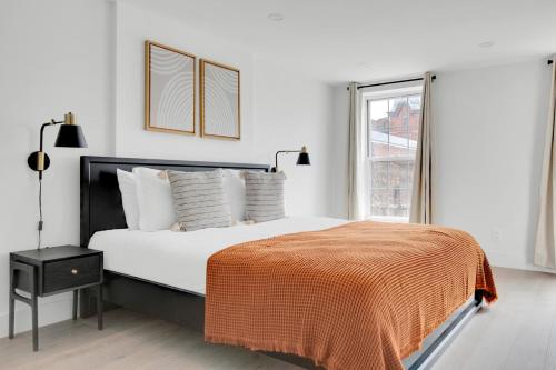 Postel nebo postele na pokoji v ubytování Tasteful Cobble Hill 3BR w WD nr TJ NYC-755