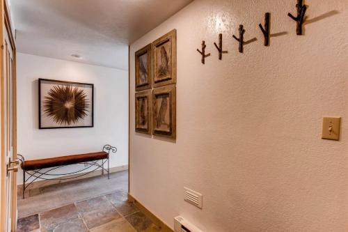 Elegantly Styled Plaza Condo Condo – Photos 2