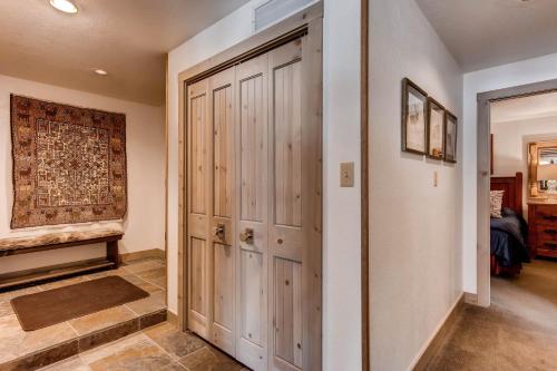 Elegantly Styled Plaza Condo Condo – Photos 3